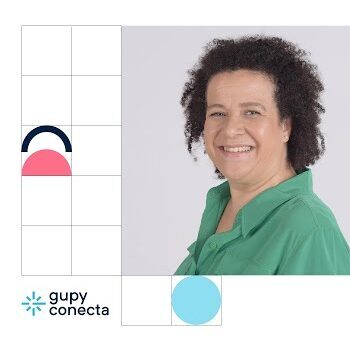 Na imagem há uma foto de Ana Fontes sorrindo, ao lado direito a identidade visual do evento Gupy Conecta, composto por 10 quadrados vazados, no meio com uma meia lua vazada em preto e uma meia lua preenchida em tom alaranjado.