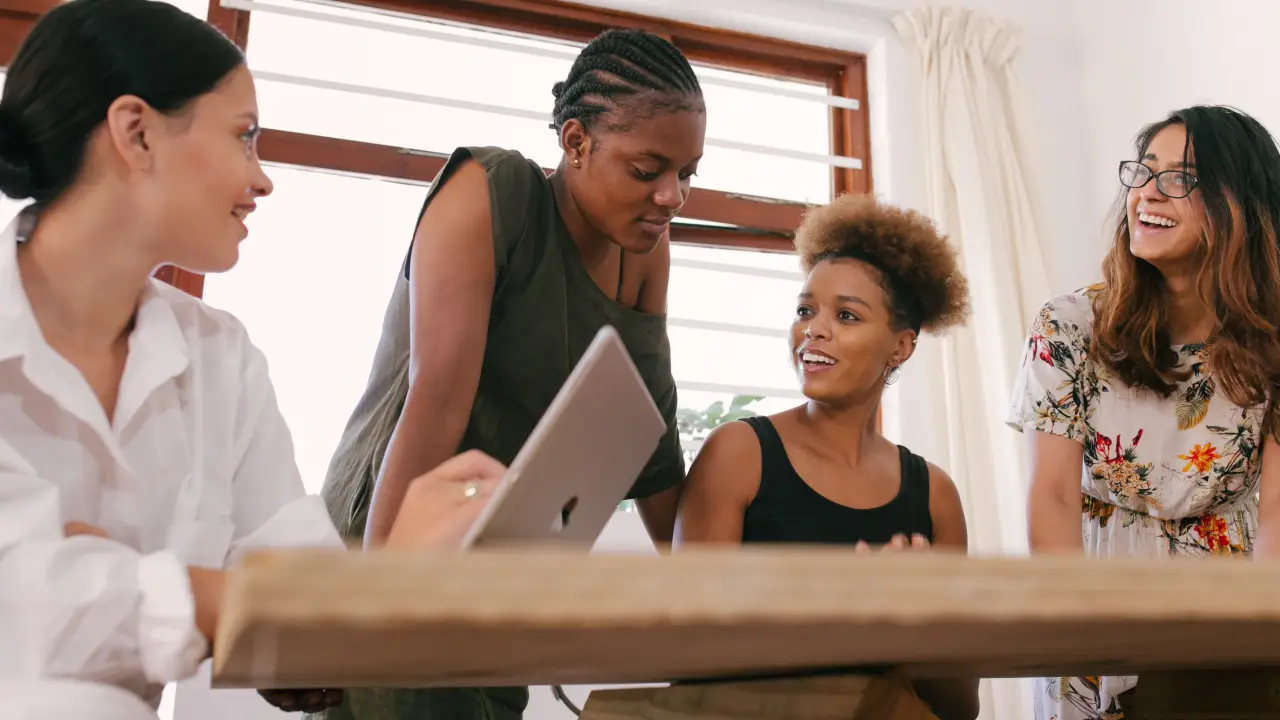 Imagem com quatro mulheres, sendo uma branca, duas negras e uma branca novamente, respectivamente.